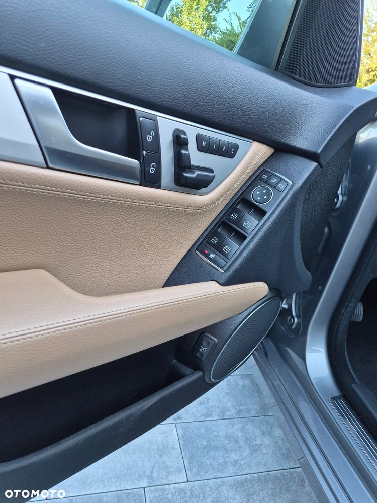 Mercedes-Benz Klasa C 300 CDI BlueEff 4-Matic Avantgarde - 29
