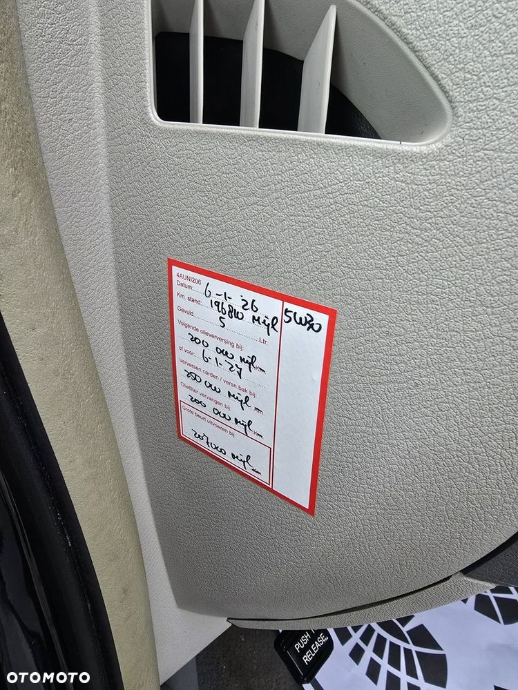 Chrysler Town & Country - 12
