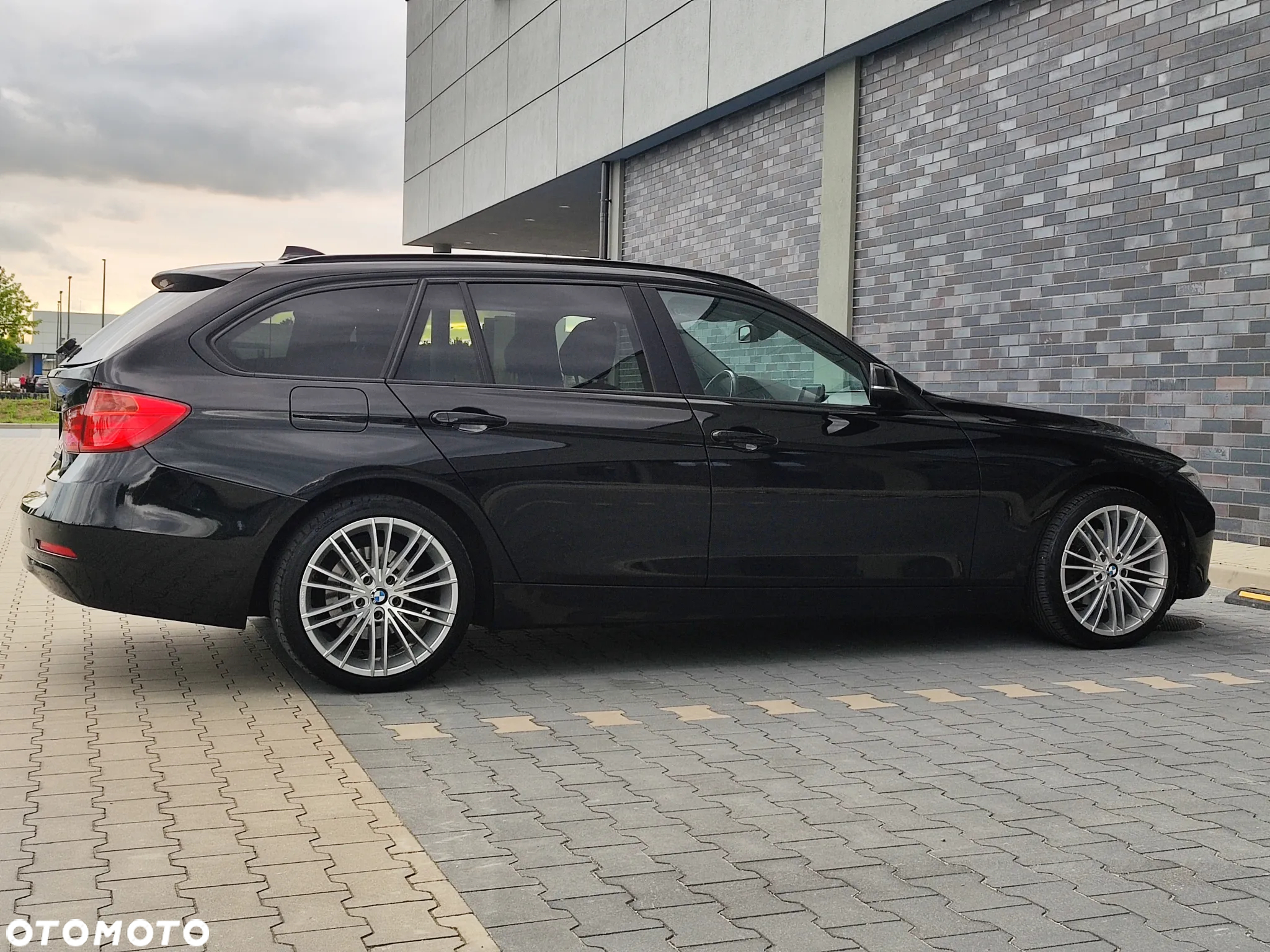 BMW Seria 3 318d Touring Blue Performance Sport Line - 10