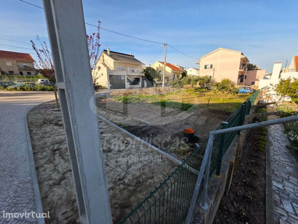 Terreno de gaveto urbano com 215 m², legalizado na Portela da Azóia - Grande imagem: 2/6