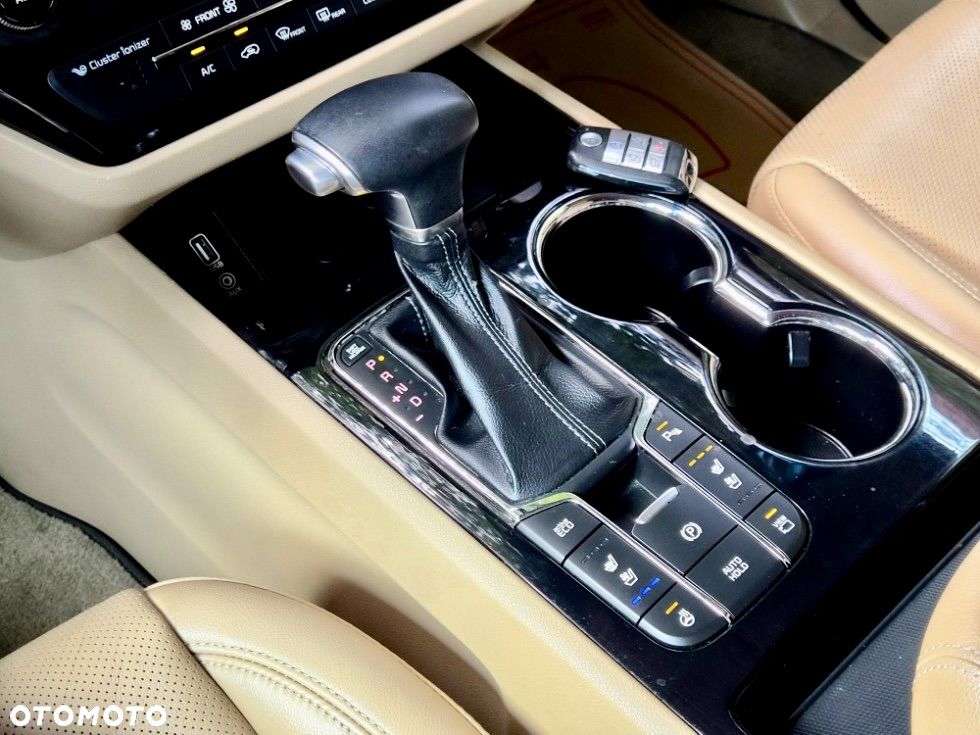 Kia Carnival - 25