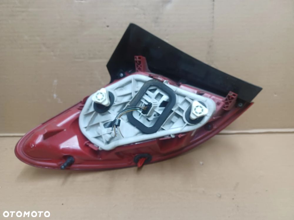 LAMPA TYLNA PRAWA OPEL MERIVA B - 2