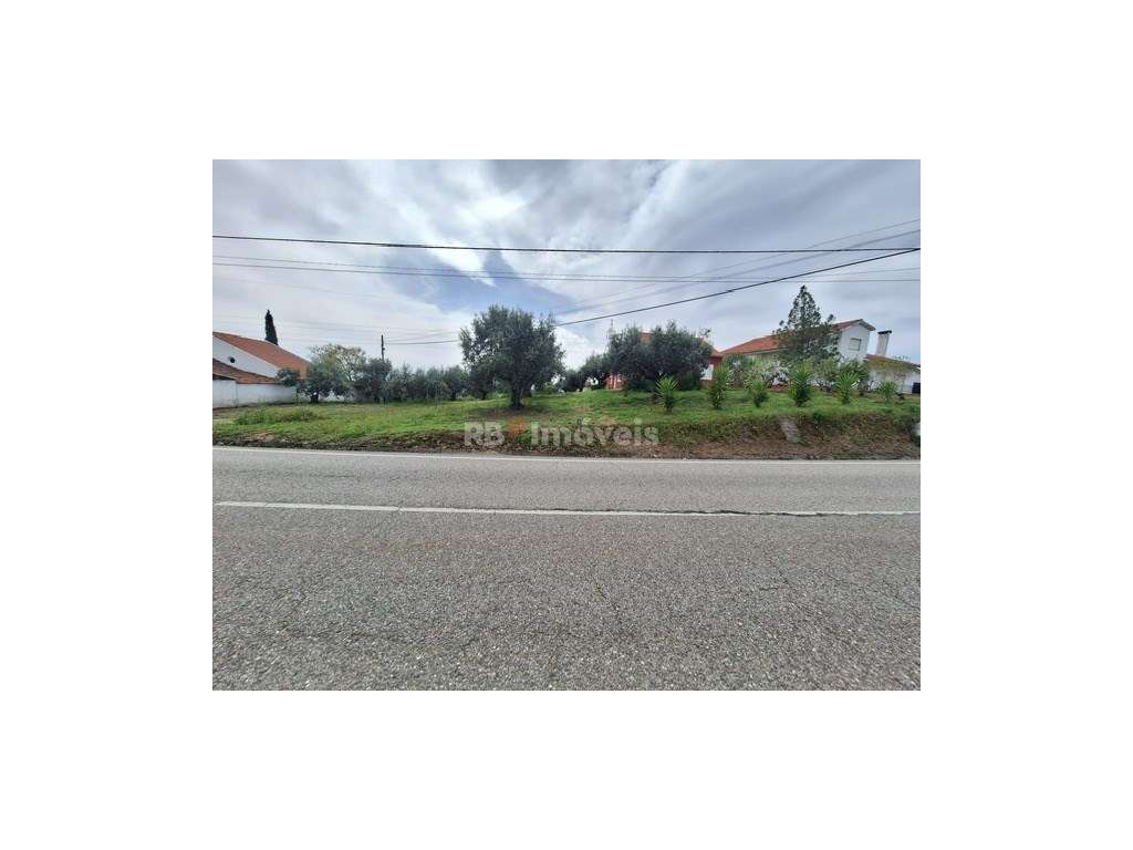 Terreno c/ duas frentes de estrada, PDM urbano, água, luz e saneame... - Grande imagem: 2/19