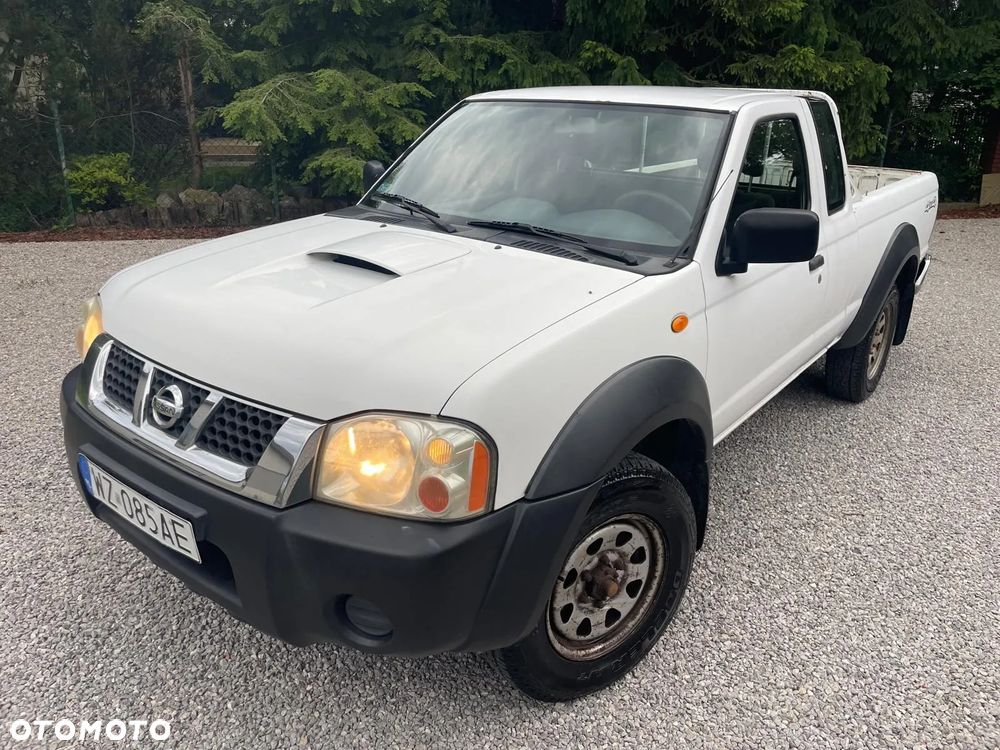 Nissan Pickup - 1