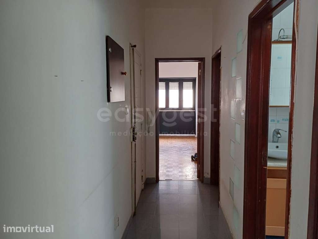 Apartamento T2 com três frentes situado no Barreiro - Grande imagem: 2/14