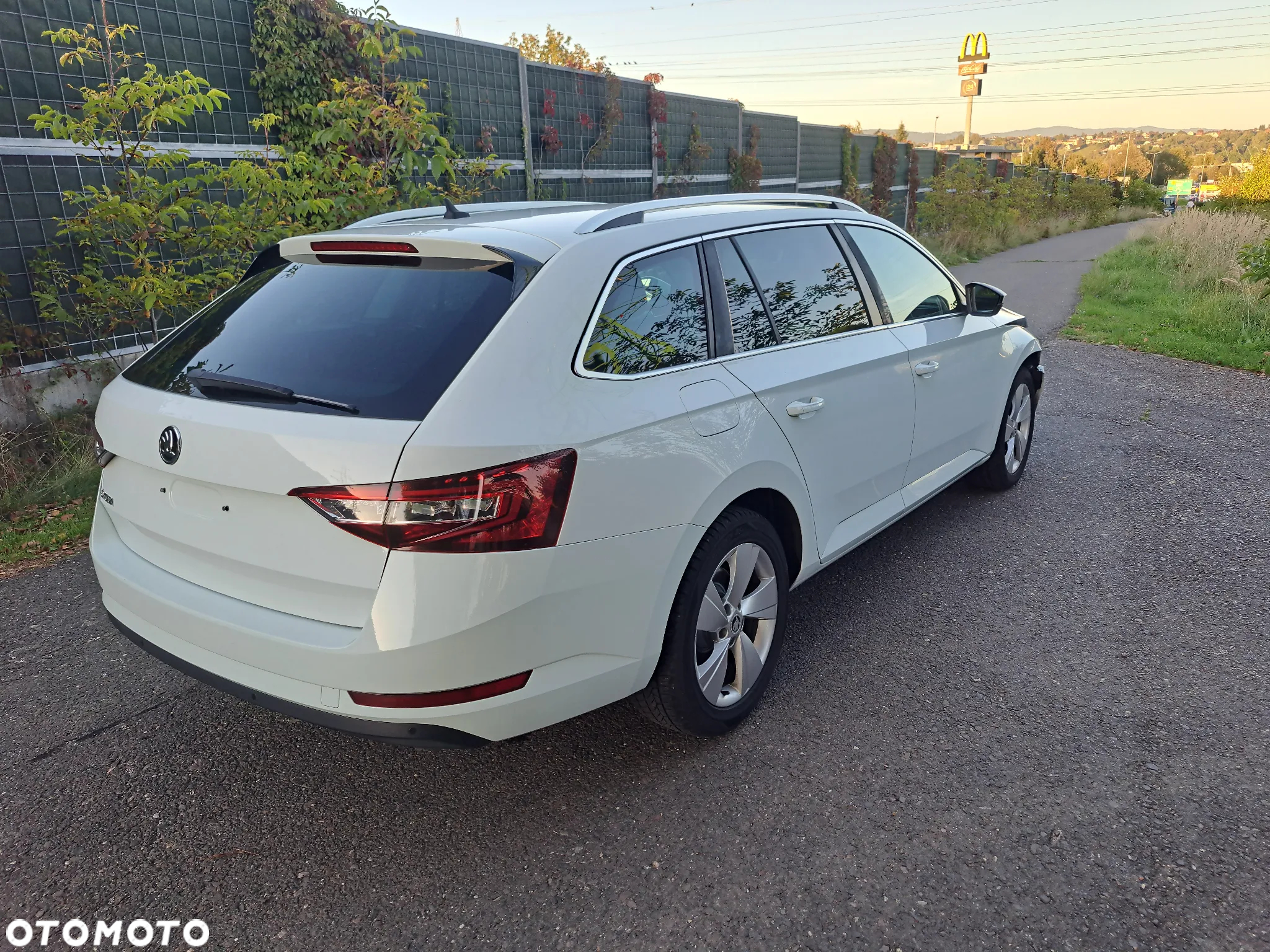 Skoda Superb 2.0 TDI Premium Edition - 4