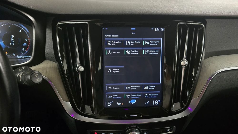 Volvo V60 D4 R-Design - 26