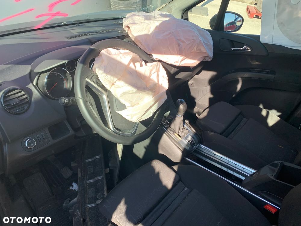 OPEL MERIVA 2015 *SAMOCHÓD NA CZĘŚCI* 4103  MASKA, LAMPA, DRZWI, LUSTERKO, ZDERZAK, GRILL, BŁOTNIK, KLAPA, BELKA, DESKA, FOTELE, KANAPA, ĆWIARTKA KIEROWNICA, TARCZE, ZACISKI, ZAWIESZENIE, KOMPLETNY PRZÓD, KOMPLETNY TYŁ, LICZNIK, ZEGARY, PRAWE LEWE PRZÓD TYŁ KOD LAKIERU GJM - 5