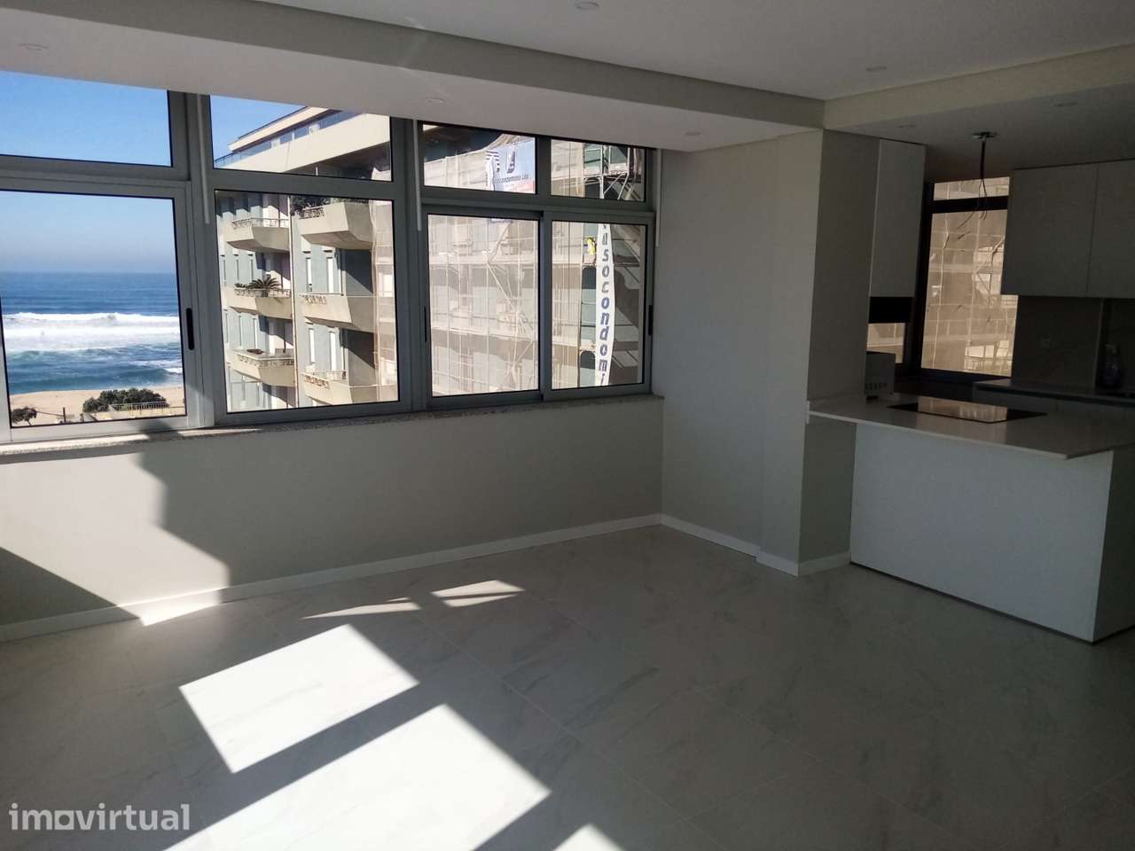 Apartamento T4 totalmente remodelado, localizado junto à praia. - Grande imagem: 3/20