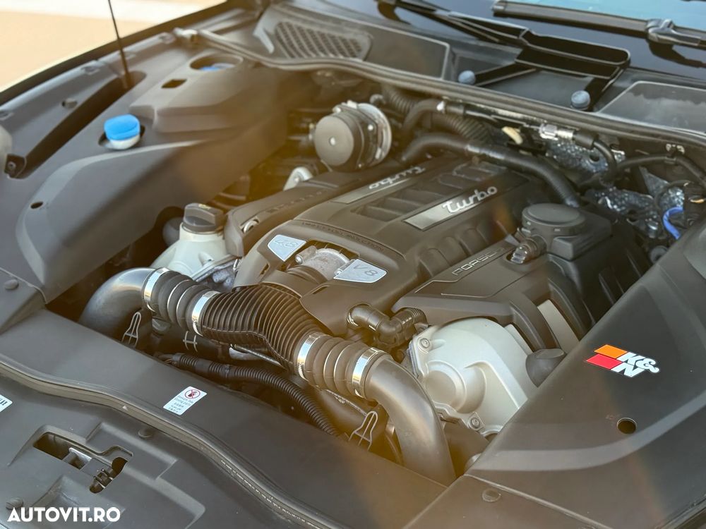 Porsche Cayenne 4.8 L Turbo - 9