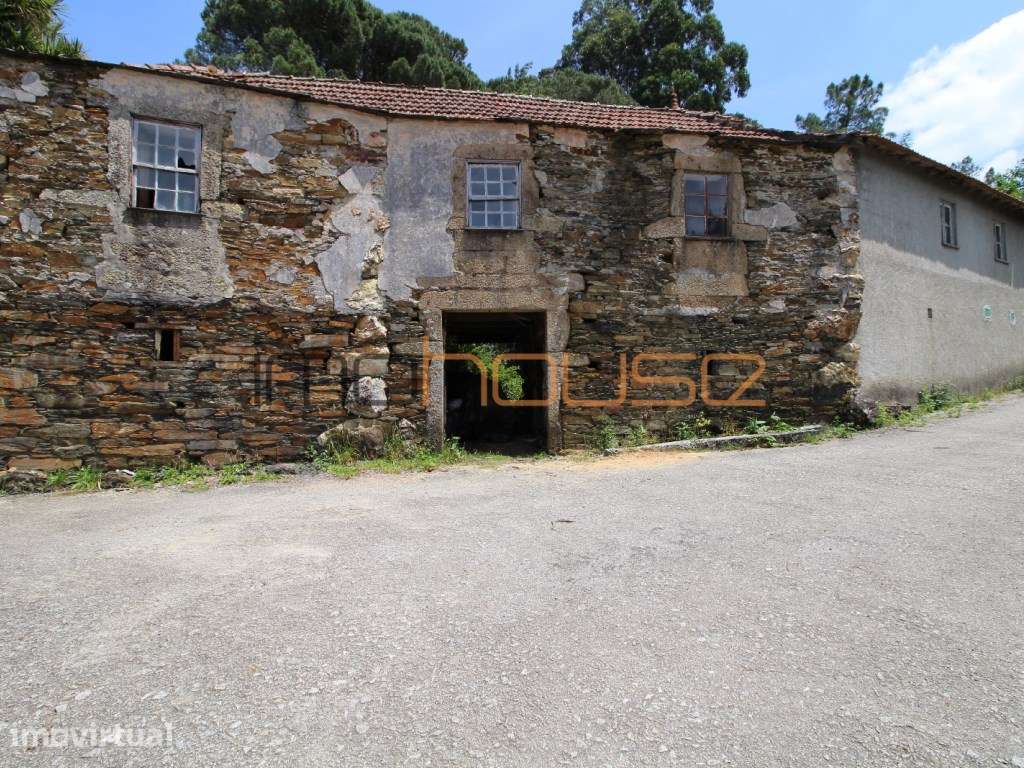 Duas casas antigas para restaurar em Castelo de Paiva - Grande imagem: 2/11