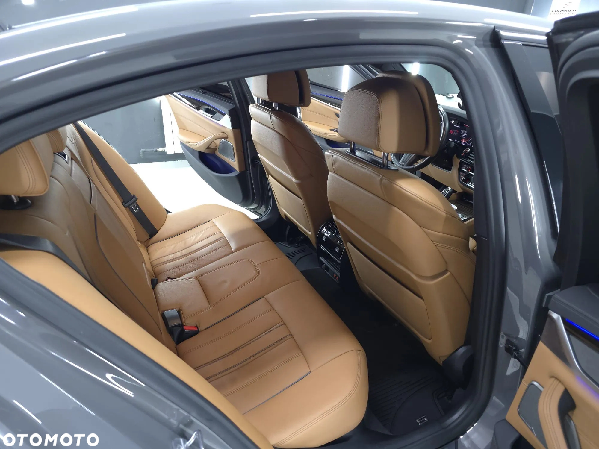 BMW Seria 5 M550i xDrive sport - 13
