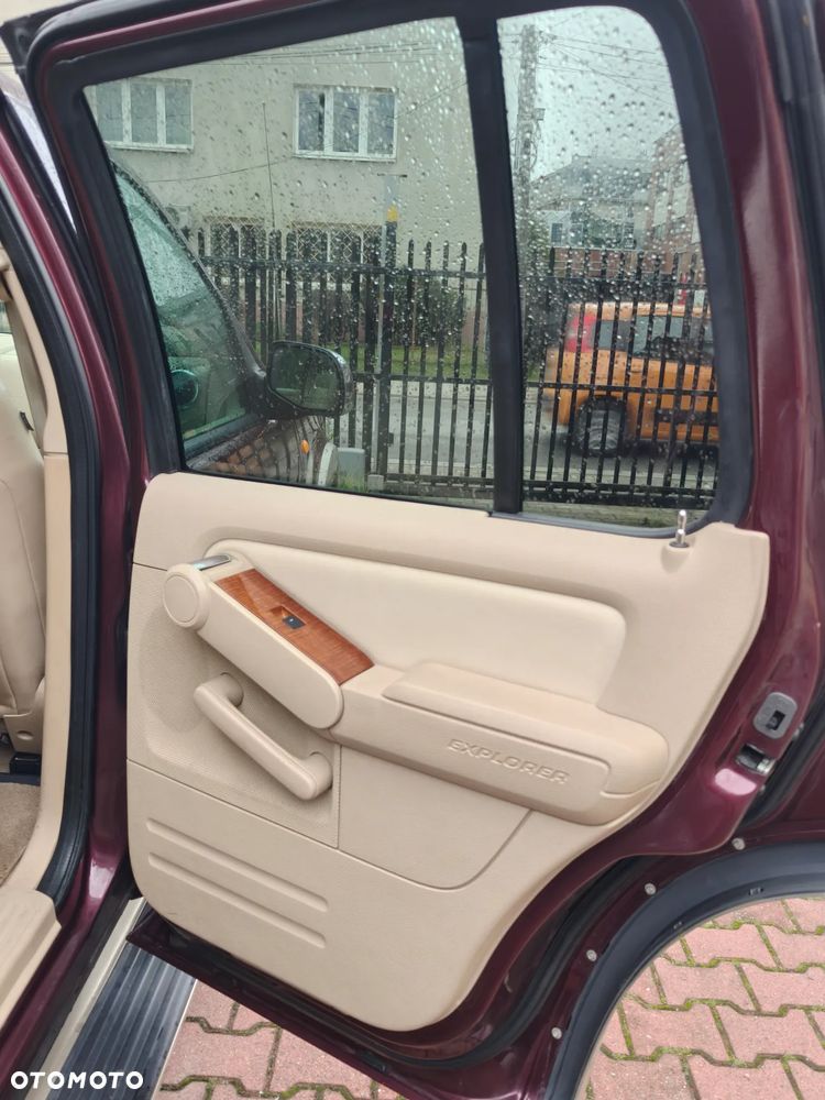 Ford Explorer 4.6 4WD - 24