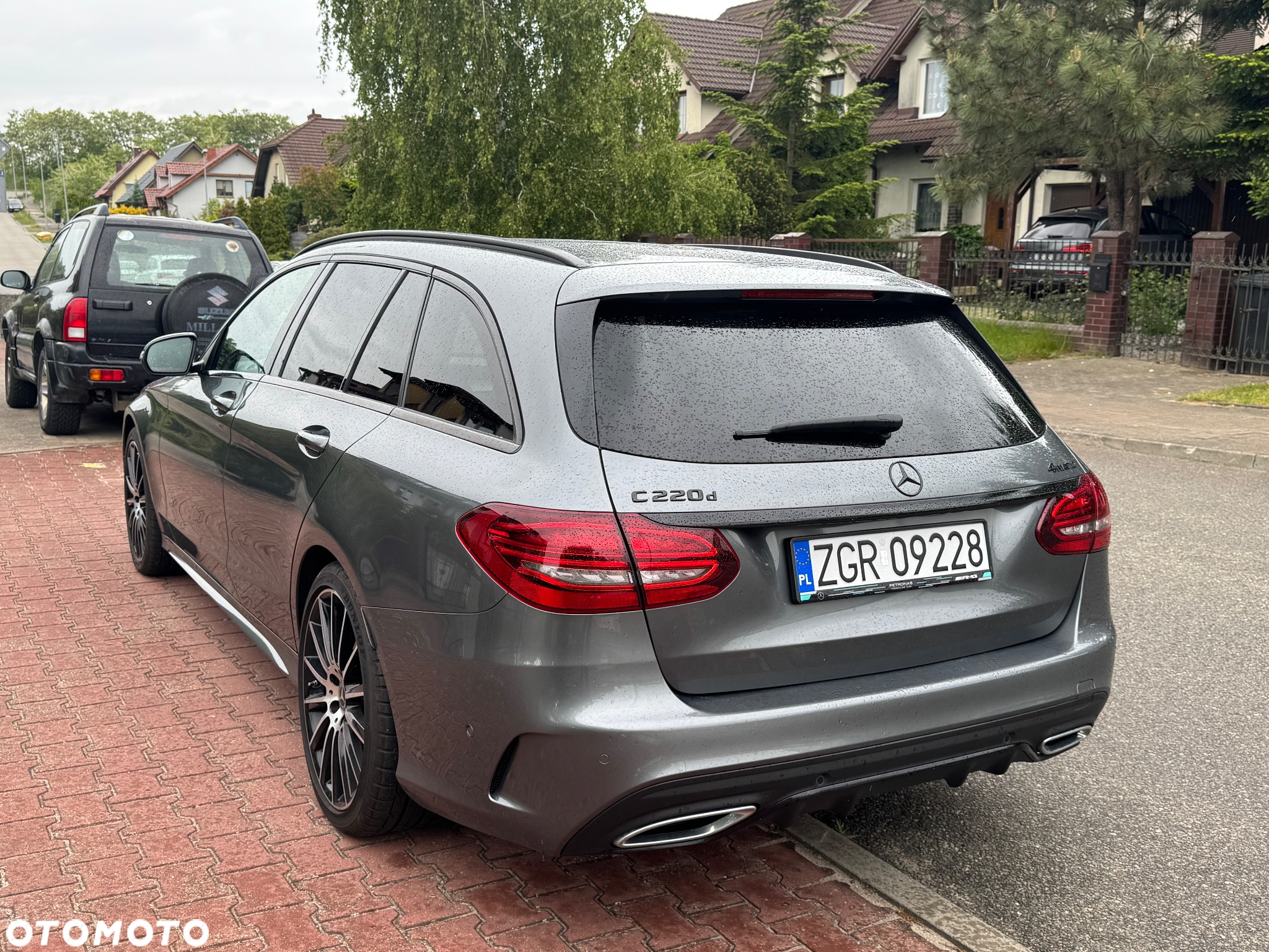 Mercedes-Benz Klasa C 220 d 4Matic T 9G-TRONIC AMG Line - 3