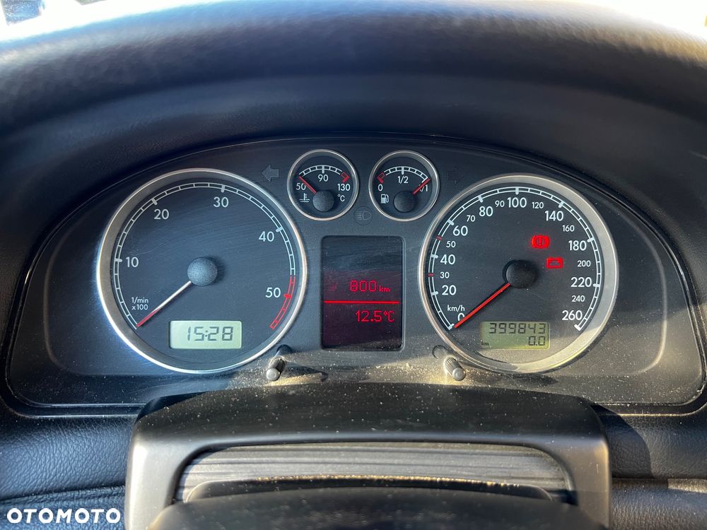 Volkswagen Passat 1.9 TDI Highline - 11