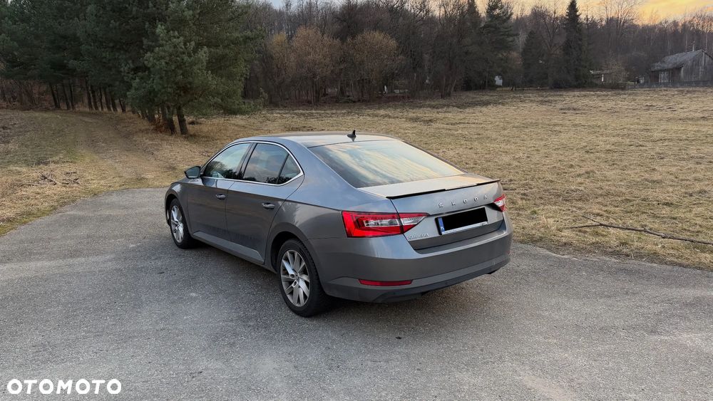 Skoda Superb 2.0 TDI DSG Ambition - 4