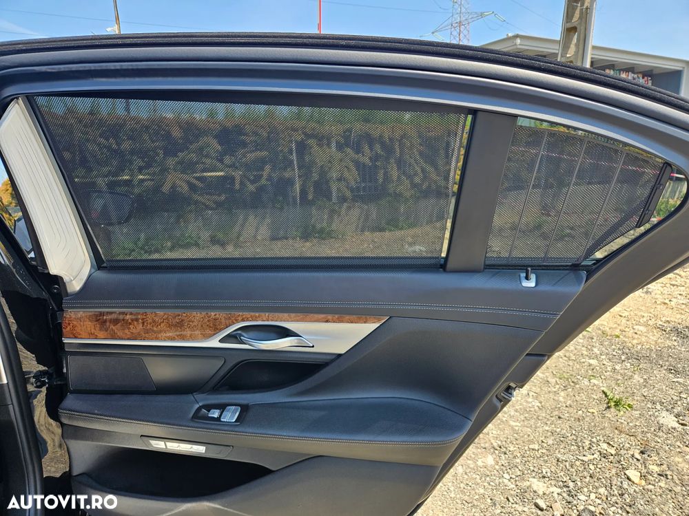 BMW Seria 7 740Li xDrive - 32