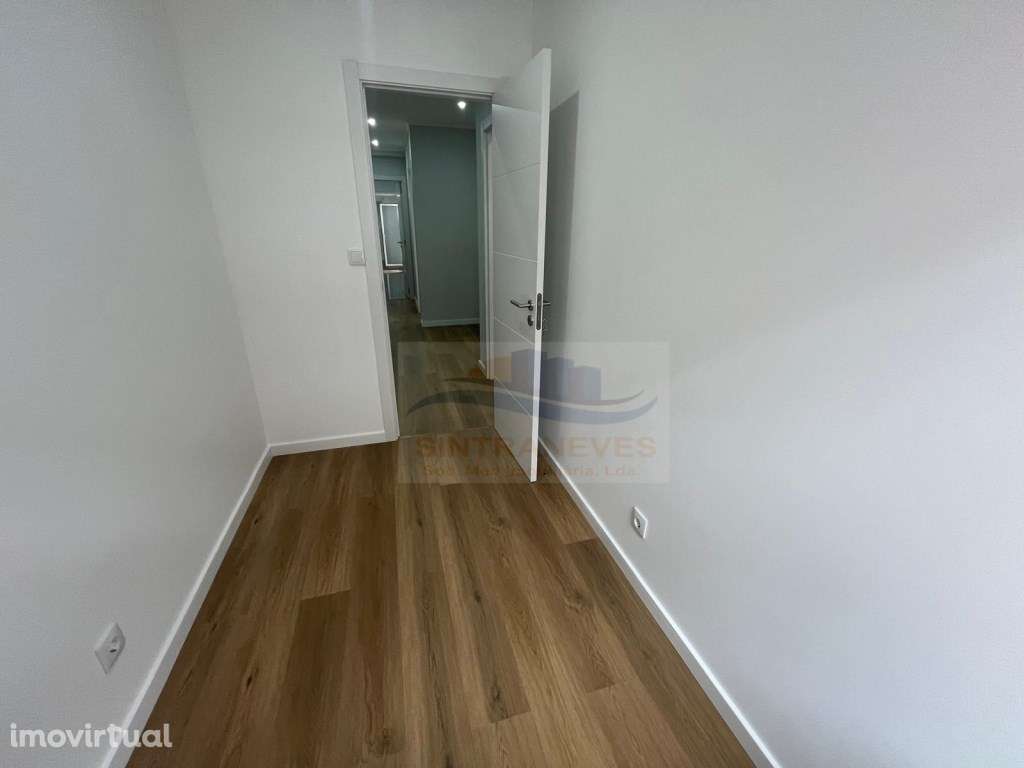 Apartamento T1+2 totalmente remodelado com logradouro privativo na ... - Grande imagem: 3/18