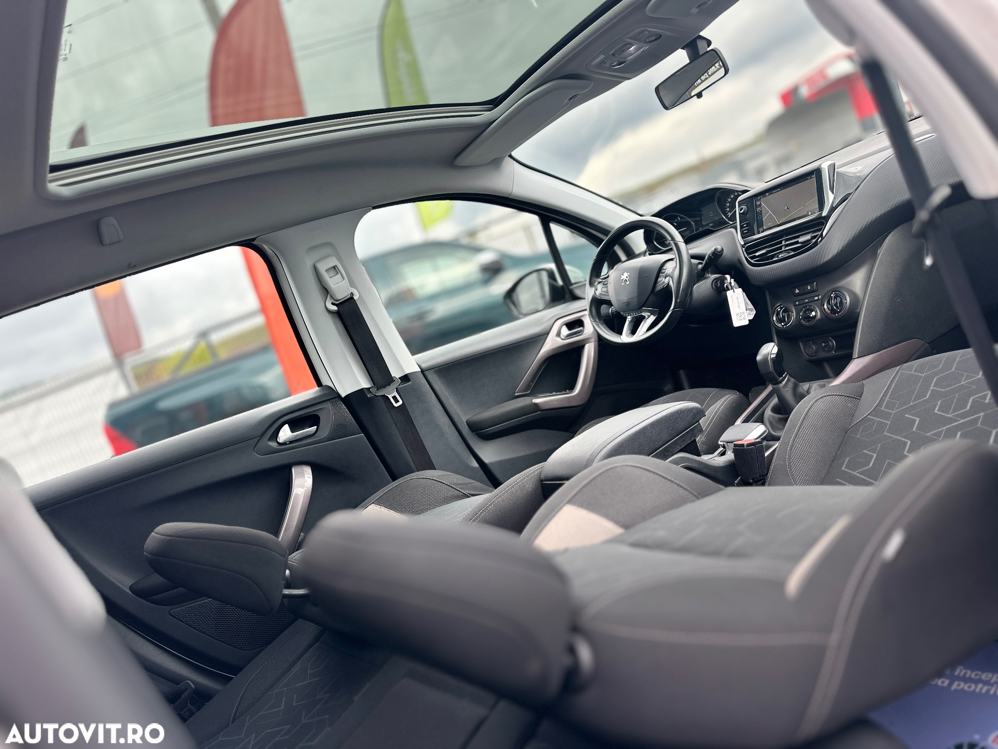 Peugeot 2008 1.2 L PureTech Turbo S&S Allure - 5