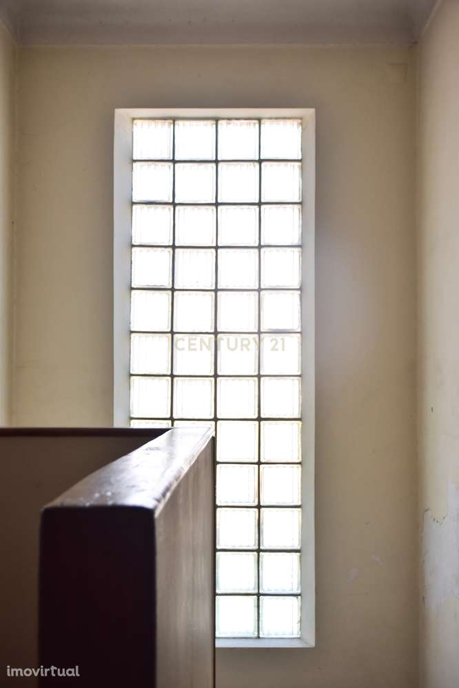 Oportunidade ! Moradia T6 para remodelar no Bairro de Sta. Cruz - Grande imagem: 2/34