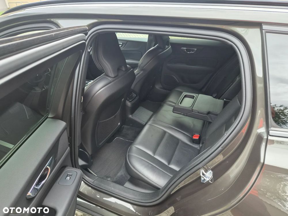 Volvo V60 T8 AWD Plug-In Hybrid R-Design - 16