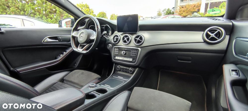 Mercedes-Benz CLA 220 4-Matic AMG Line - 28