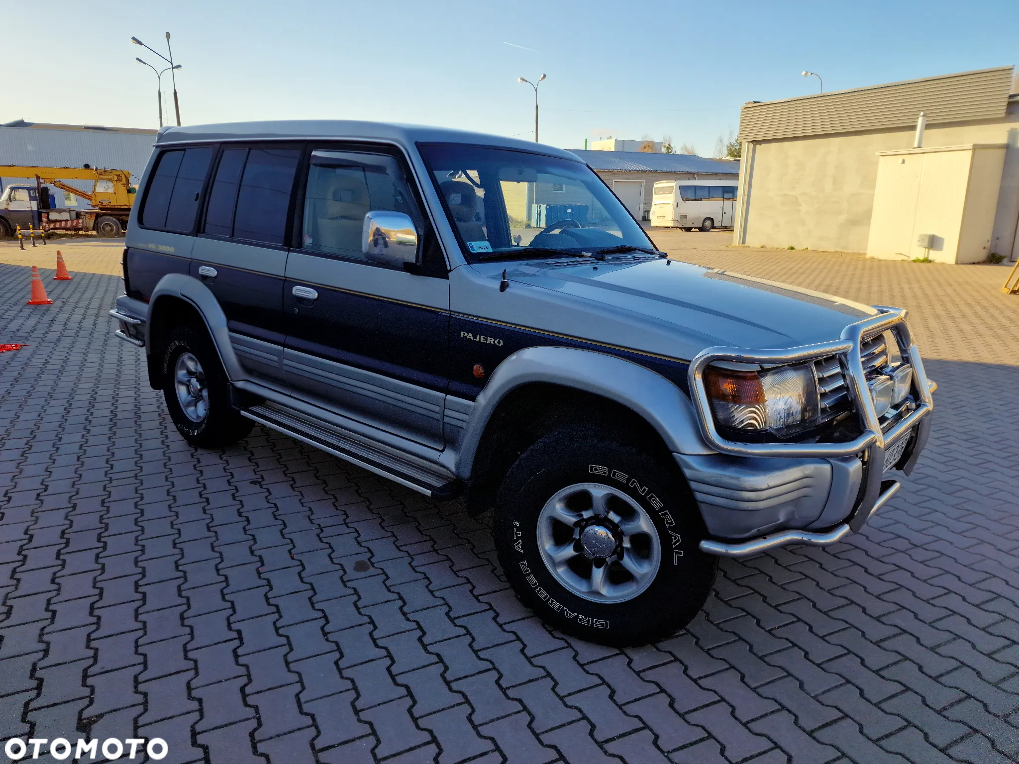 Mitsubishi Pajero - 25