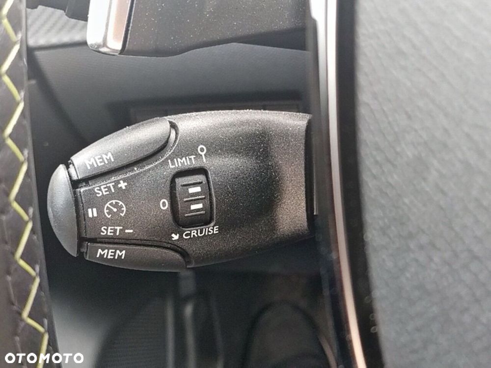 Peugeot 208 - 17