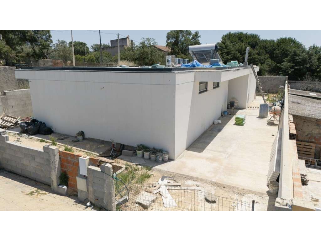 Moradia T3 de Arquitetura Contemporânea com Piscina e Suite Master ... - Grande imagem: 3/48