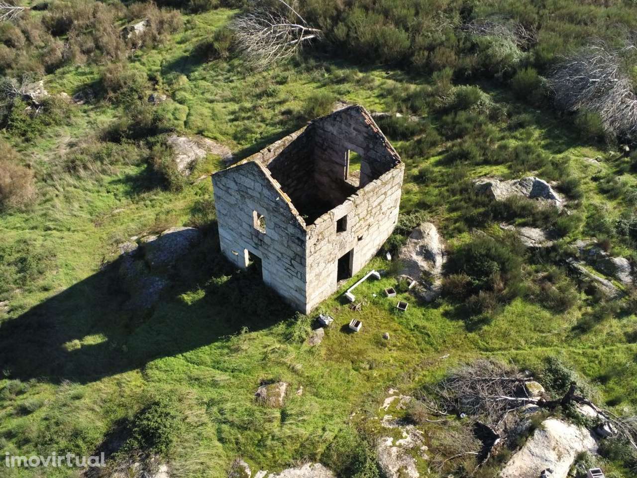 Quinta com Ruina, terreno 5,75Ha, a confrontar com ribeiro - Grande imagem: 4/22