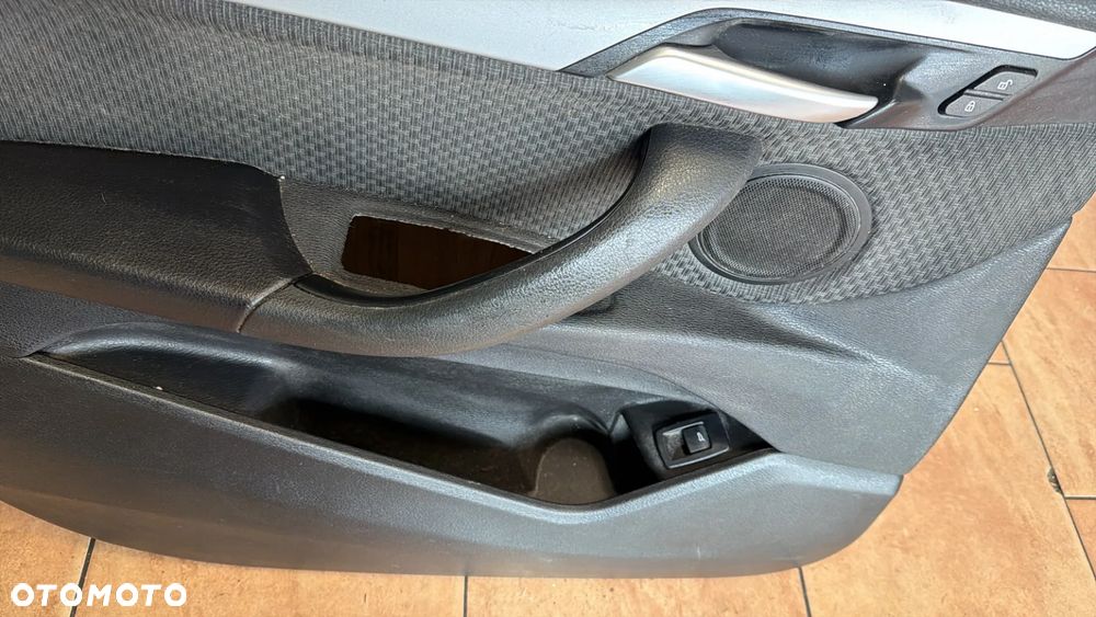 TAPICERKA DRZWI LEWY PRZÓD BMW F39 - 2