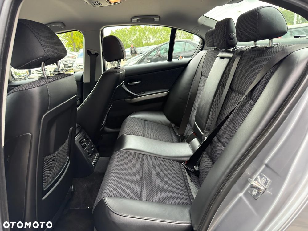 BMW Seria 3 325i Edition Exclusive - 28