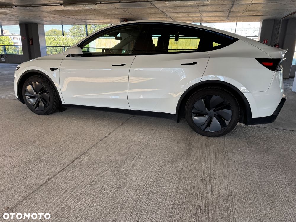 Tesla Model Y - 10