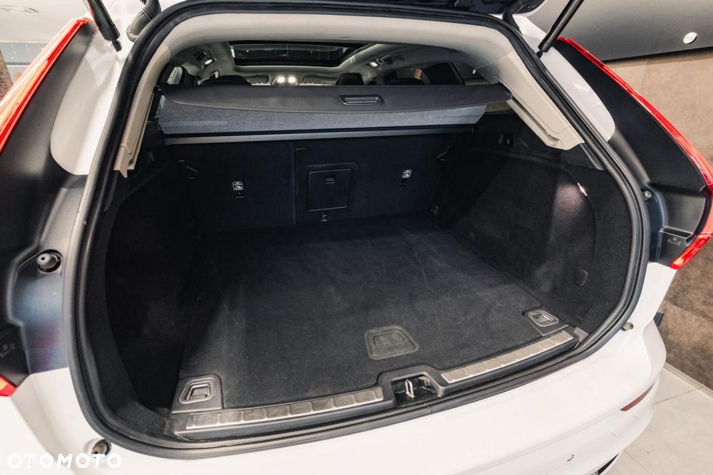 Volvo XC 60 B5 B AWD Plus Dark - 35