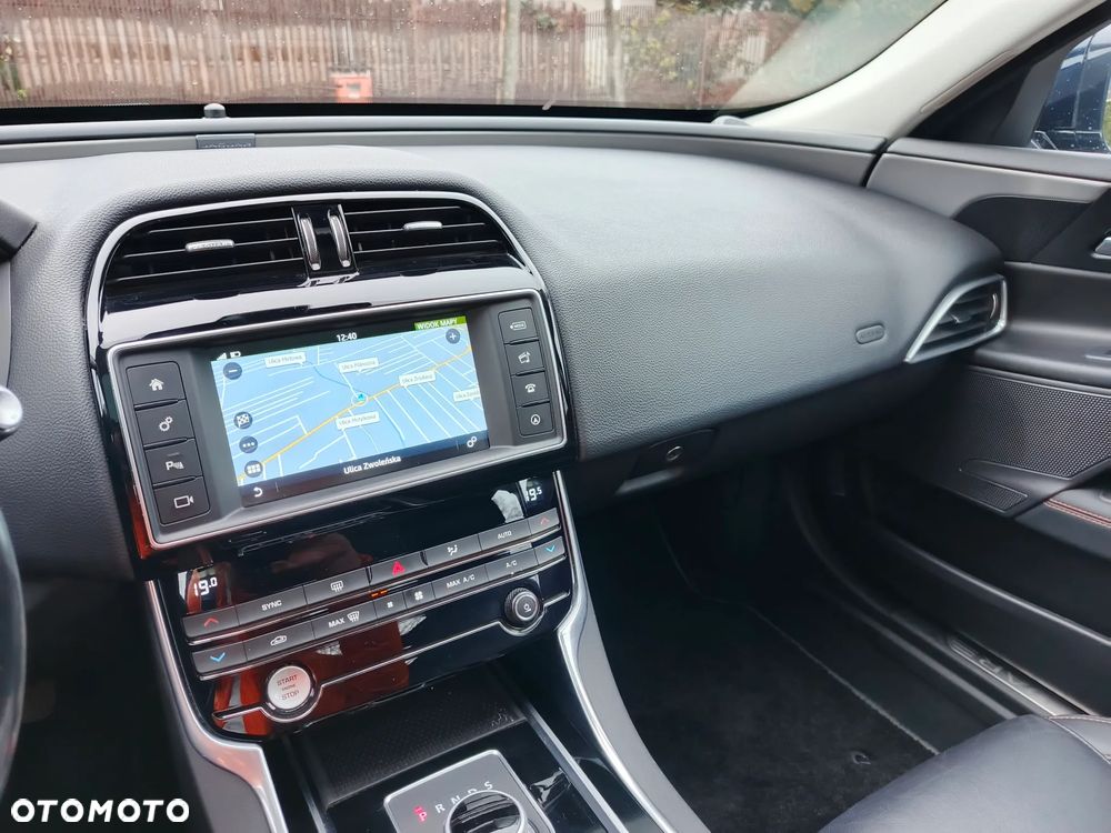 Jaguar XE 2.0 D Portfolio - 34