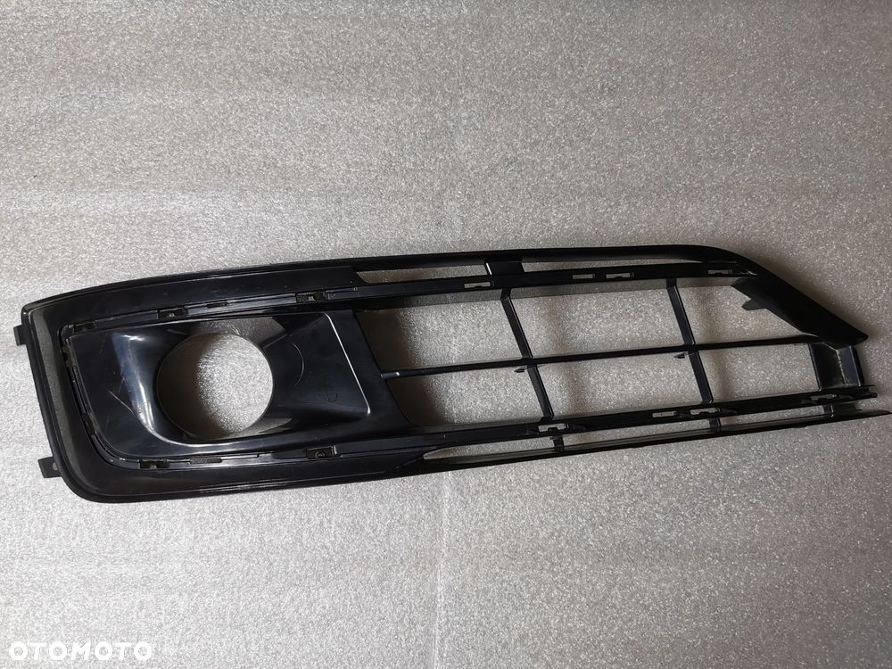 Audi A8 D4 lift Kratka zderzaka prawa prawy przód halogenu 4H0807680P