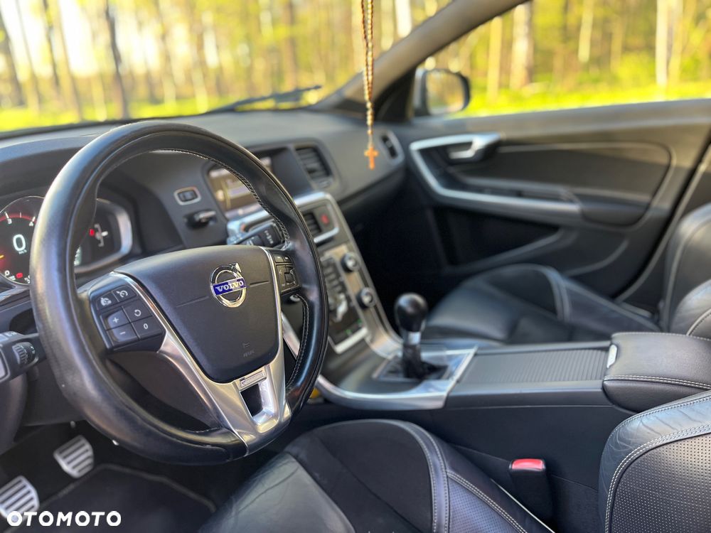 Volvo V60 D3 R-Design - 25