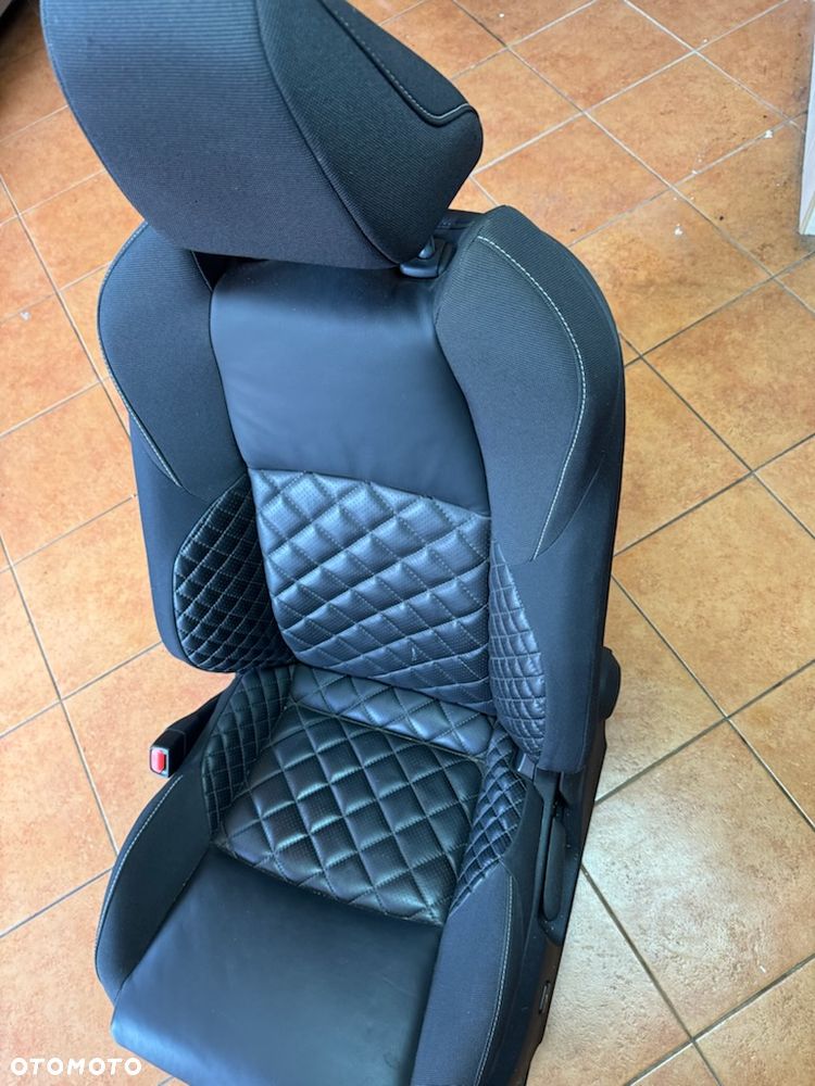 Sprzedam fotel kierowcy do Toyota Corolla z 2023 roku wersja 1.8 Team Deutschland - 1