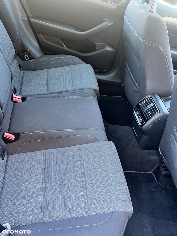 Volkswagen Passat 2.0 TDI SCR DSG Conceptline - 11