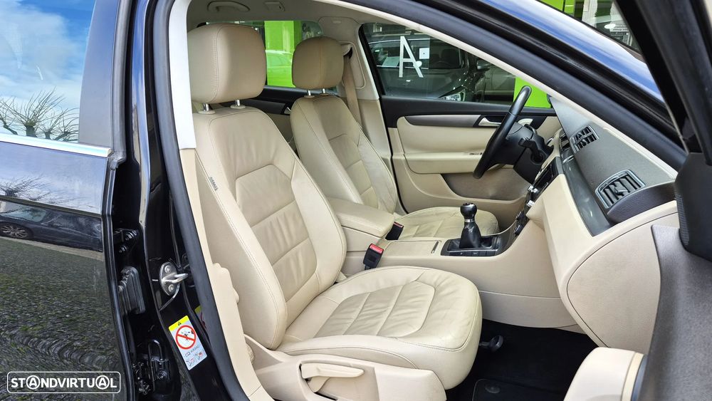 VW Passat 1.6 TDI BlueMotion Highline - 12