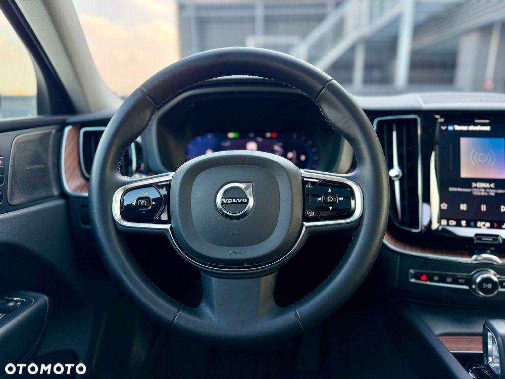 Volvo XC 60 B5 B AWD Plus Dark - 19