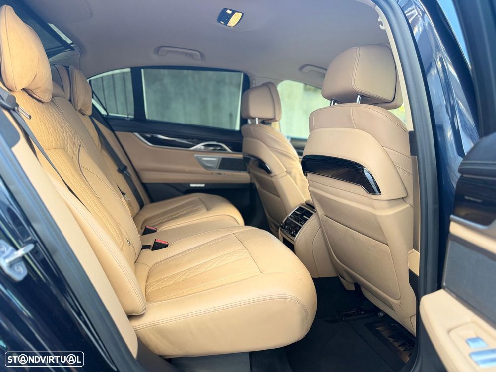 BMW 750 d xDrive Pack M - 29