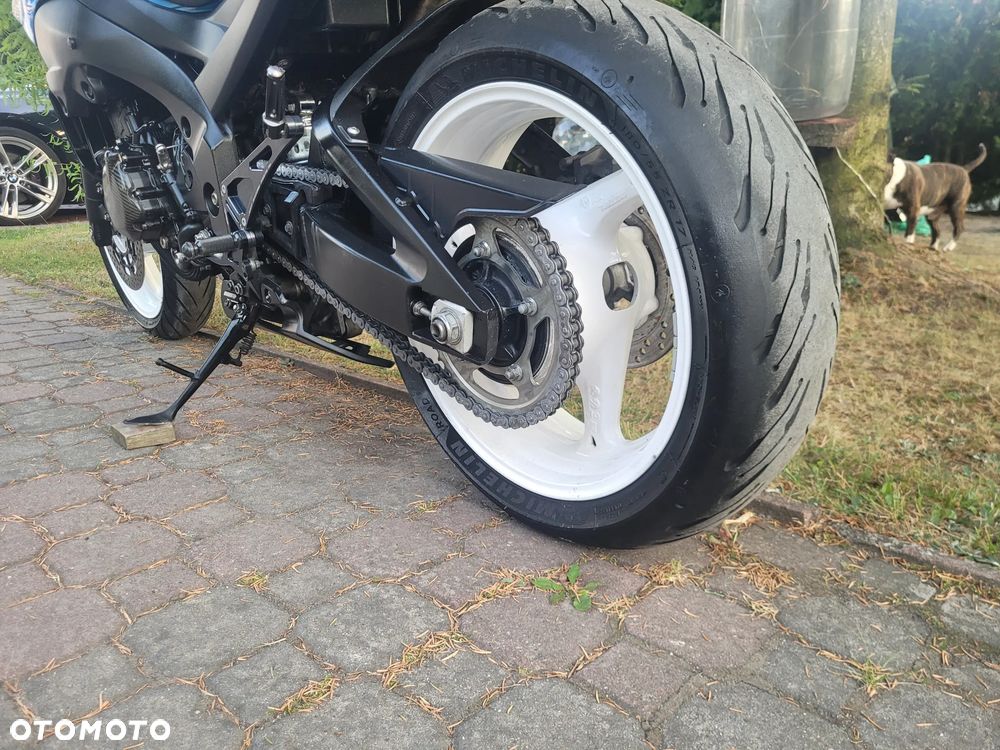 Suzuki GSR - 26