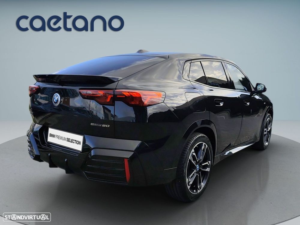 BMW iX2 eDrive20 Pack Desportivo M - 8
