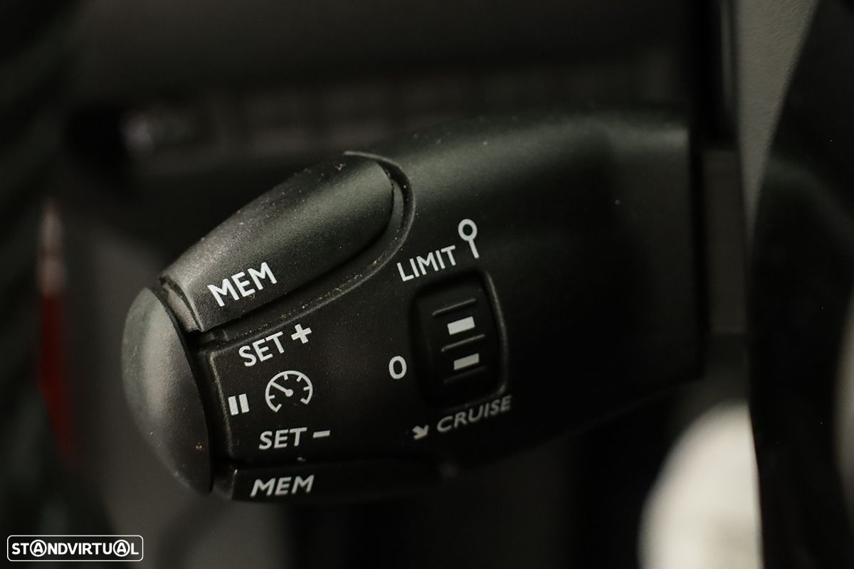 Peugeot 2008 1.2 PureTech Allure - 17