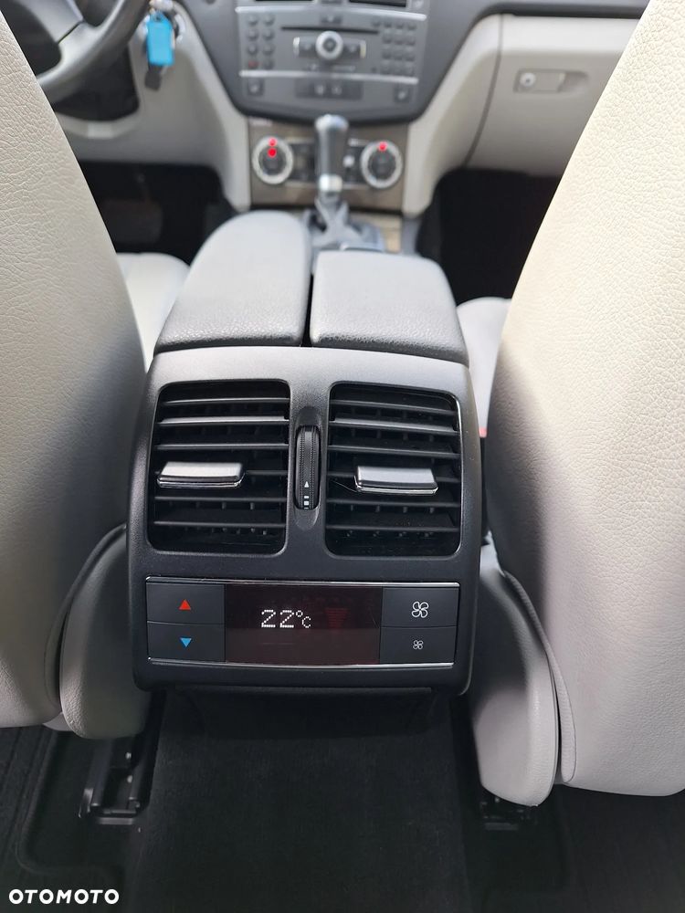 Mercedes-Benz Klasa C 250 CGI BlueEff Elegance - 29