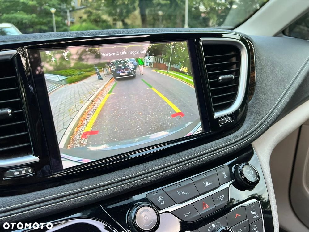 Chrysler Pacifica - 25