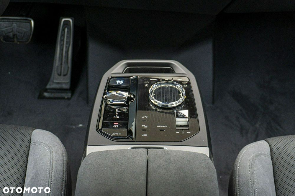 BMW iX - 17