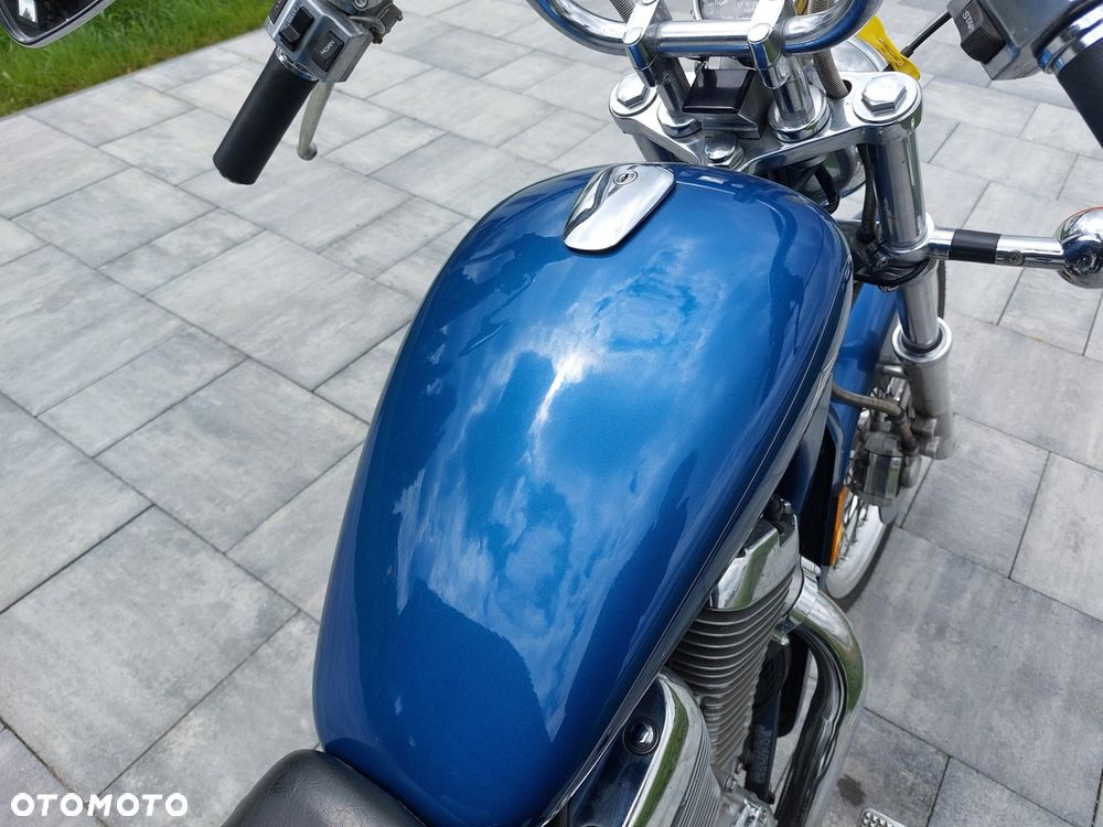Suzuki Intruder - 10