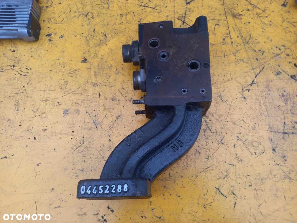 Podpora sekcji hydraulicznych Deutz Fahr Agrotron 180.7 - 1